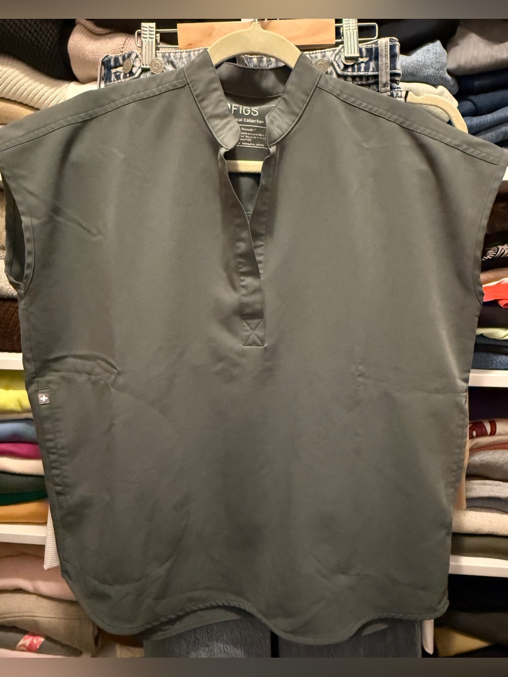 Figs Women’s Olive Gray Short-Sleeve Split-Neck Shirt